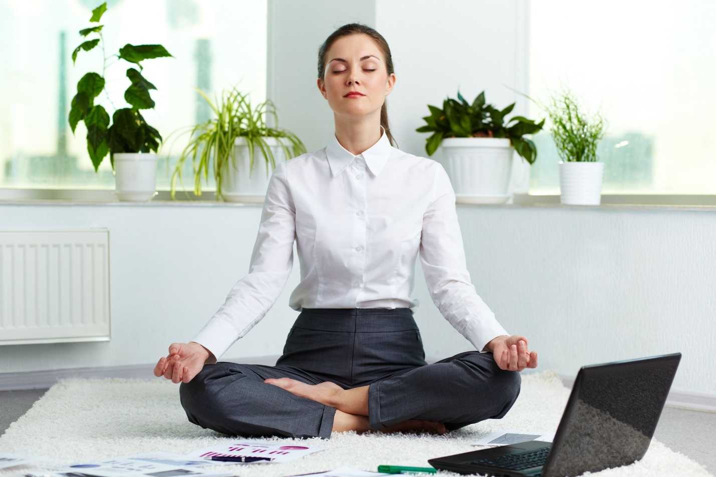 Успокоить нервы и сосредоточиться на учебе геншин. Медитация в офисе. Расслабление. Спокойный человек. Стресс.