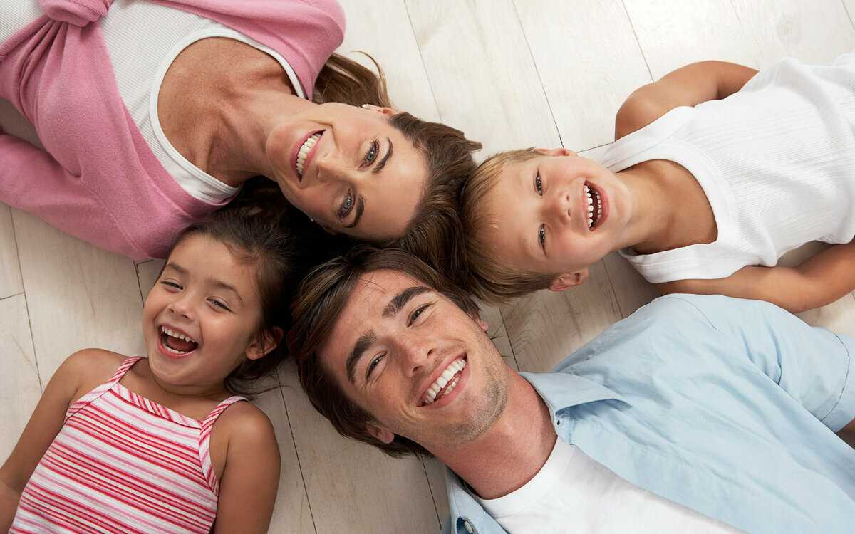 Отношения с родителями супруга. Родители и дети. Фотография семьи. Хорошие отношения в семье. Ребенок в семье.