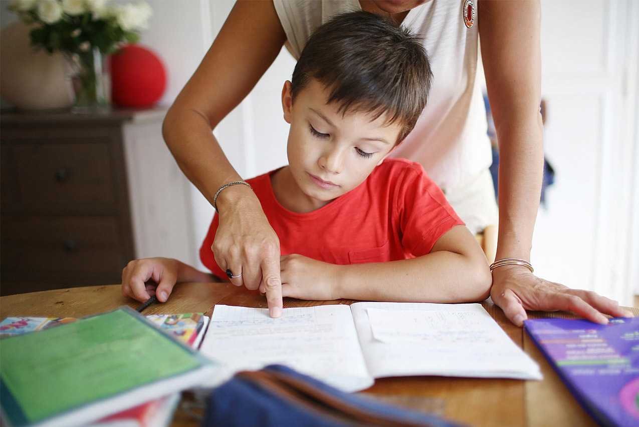 Будешь помогать с уроками. Ребенок учит уроки. Дети на уроке. Ребенок делает домашнее задание. Родители учат уроки с детьми.