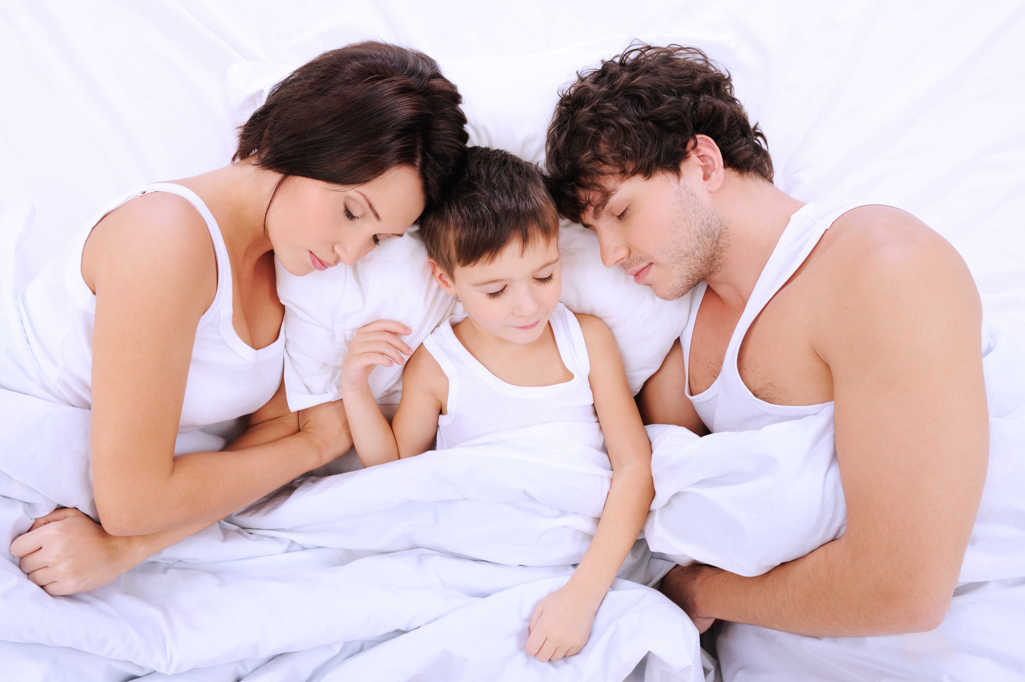 Спящую маму и син. Родители в постели. Кровать для родителей и ребенка. Ребенок в постели с родителями. Мама папа и ребенок на Котвати.