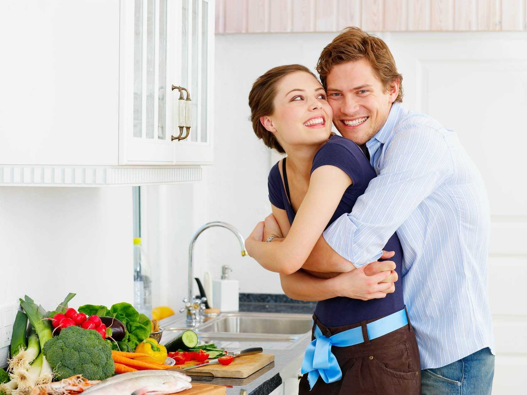 Муж практичный. Счастливые отношения в семье. Пара на кухне. Мужчина и женщина на кухне. Женщина на кухне.